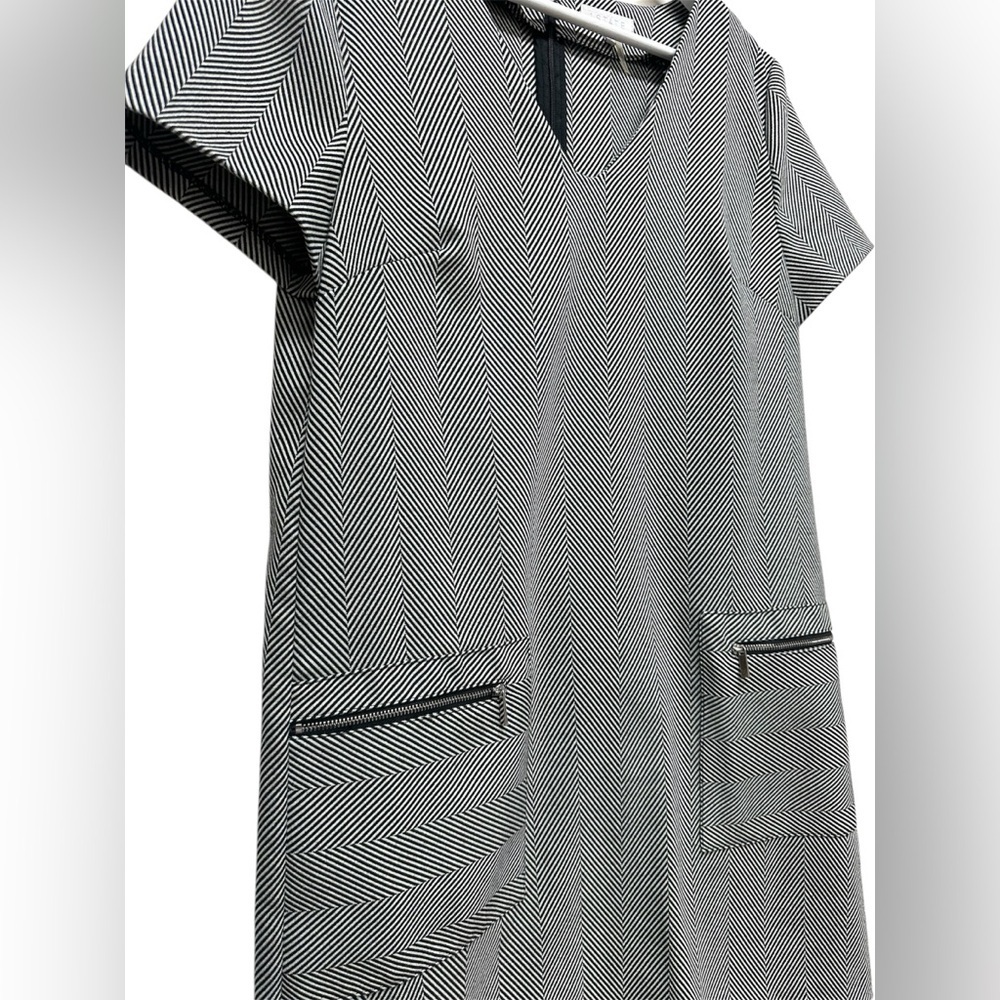 1. State Black and White Patterned Mini Shift Sheath Dress V Neck Women’s Sz 8 - Picture 3 of 7